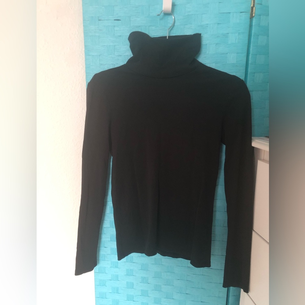 Uniqlo turtleneck in black, XS